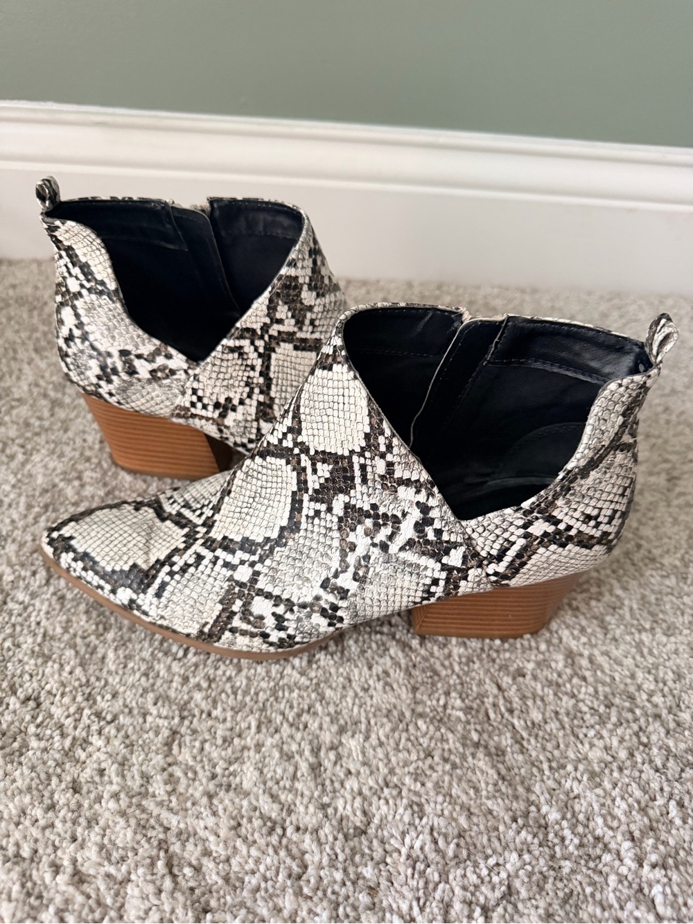 Qupid Snakeskin Print Western Ankle Booties Women’s Size 8 Cutout Pointed Toe